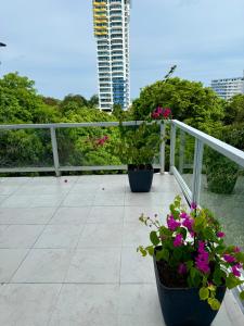 Coronado Beach Unique Balcony Apartment