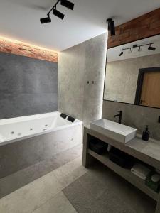 Sadowa Ostoja z prywatnymi jacuzzi
