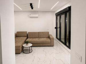 Leo Lux 2