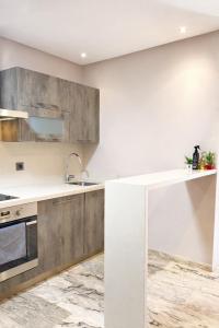 C008 C009 C027 Chic Cozy Studio in Central Burgundy Home work with Private Parking, Fast Wifi