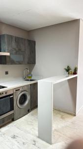 C008 C009 C027 Chic Cozy Studio in Central Burgundy Home work with Private Parking, Fast Wifi