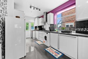 Modern & Spacious 4 Bedroom Residence in manchester