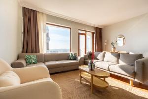 Three-Bedroom Family Suite in Managed Aparthotel - Balcony & Elevator near Taksim Square