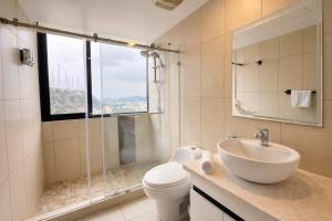 Modern 2BR Apt. on the 14th Floor with free Parking