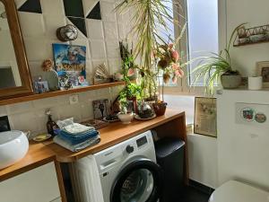 Chambre et Salle de bain privées avec vue sur jardin dans maison familiale