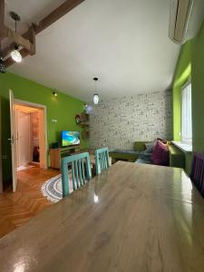 Central spacious apartment with free parking