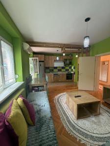 Central spacious apartment with free parking