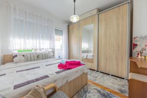 Modern One-Bedroom Apartment - 10 Min to Lake