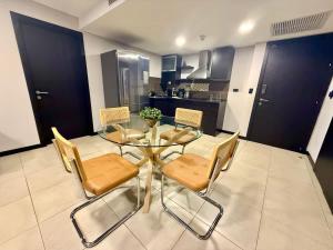 Stylish 2BD Condo with River View