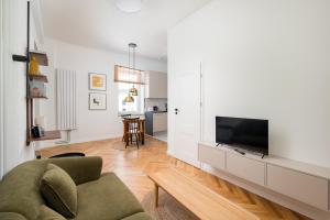 Wilcza Homely Apartment by BookingHost