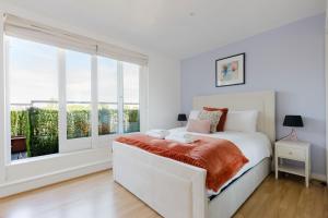 2BDR Riverview Penthouse with Expansive Terrace