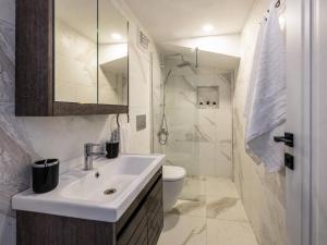 Huge Balcony Taksim Rooftop Apt At Monnas Suite