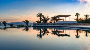 Poolside Retreat - Sea View & Calm Escape - Pearl