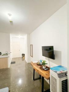 Isaiah 4110 Condo Stay