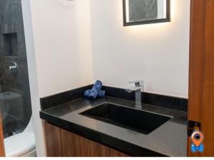Estudio Moderno Con Alberca Cruza Al Malecón