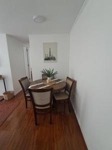 departamento cómodo, central con estacionamiento