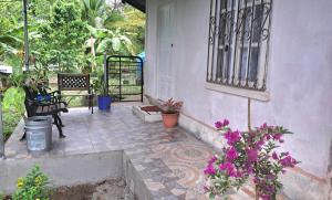 Habitación indpte para 3 personas con baño privado y patio