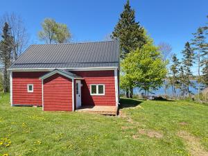 Cedarway Riverview Lodge-by Brudenell River overseeing golf course