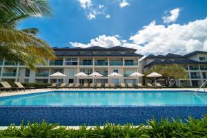 Oceanfront Penthouse, Pools & Beach Access