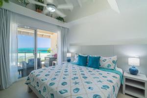 Oceanfront Penthouse, Pools & Beach Access