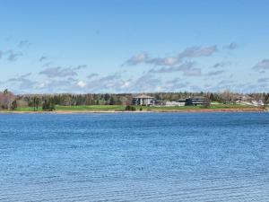 Cedarway Riverview Lodge-by Brudenell River overseeing golf course