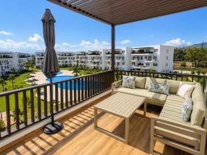 Retreat Top Floor Pools View AC Apartment