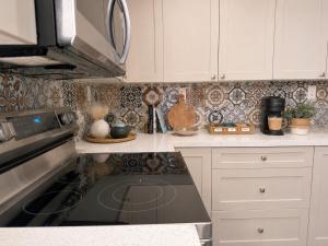 Chic & Spacious 2BR Home Near Yonge St