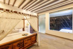 StayVistas Villa Cobblestone - 3BHK with Bar & Private Pool