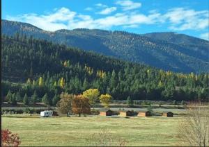 Michams Clark Fork River Retreat - River Front, Mountain View, Fire Pit - Cabin 4