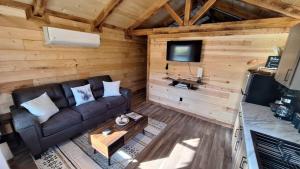 Michams Clark Fork River Retreat - River Front, Mountain View, Fire Pit - Cabin 4