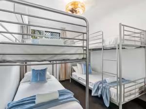 Broadbeach Beachside 2BR Pool, Spa, BBQ, Aircon