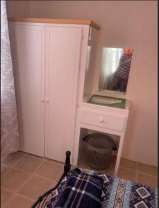 ROANA APTS 2 Bedroom Upstairs Apt Centrally located with Air Condition