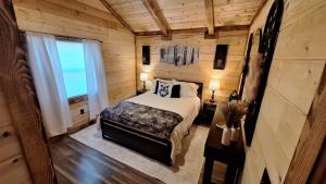Michams Clark Fork River Retreat River Front, Mountain View Fire Pit Cabin 5