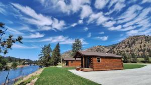 Michams Clark Fork River Retreat River Front, Mountain View Fire Pit Cabin 5