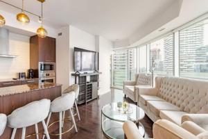 Luxury 2-Bedroom Condo & Free Parking