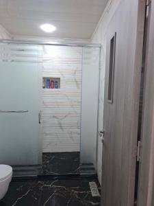 nouveau & chic appartement avec parking près Laéroport