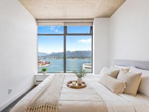 Modern 2BR in Vancouvers Most Iconic Building Walk to Skytrain and Seawall