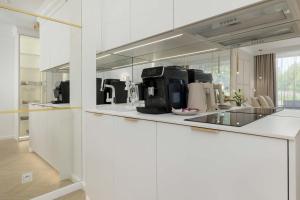 Premium & Elegance Studio Golden Cranes with Terrace Close to the Sea by Noclegi Renters