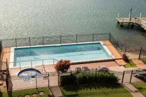 Banyandah-Waterfront Coastal Getaway