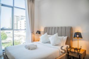 Bright 2BR with Pool and Gym near Expo City