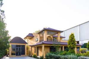 Alaya Stays Autum Villa Pet-friendly 4-BHK Villa with Private pool, Game Zone, Indoor Bar and Garden