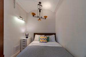 Central 3-Bedroom Suite with Balcony & Elevator, Next to Taksim Square