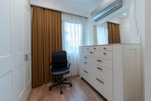 Central 3-Bedroom Suite with Balcony & Elevator, Next to Taksim Square
