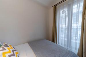 Central 3-Bedroom Suite with Balcony & Elevator, Next to Taksim Square