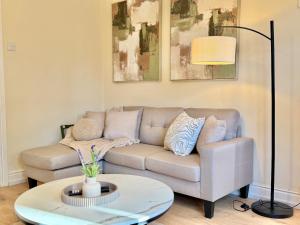Spacious 3 Bed House, 2 bath, 4 TVs, Driveway Parking, Long Stays Welcome