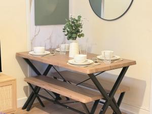 Spacious 3 Bed House, 2 bath, 4 TVs, Driveway Parking, Long Stays Welcome