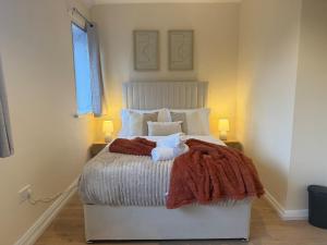 Spacious 3 Bed House, 2 bath, 4 TVs, Driveway Parking, Long Stays Welcome