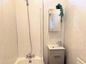 Spacious 3 Bed House, 2 bath, 4 TVs, Driveway Parking, Long Stays Welcome