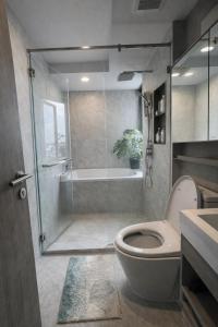Bright Corner 2BR near BTS Bathtub Pool Gym