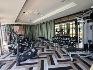 Bright Corner 2BR near BTS Bathtub Pool Gym